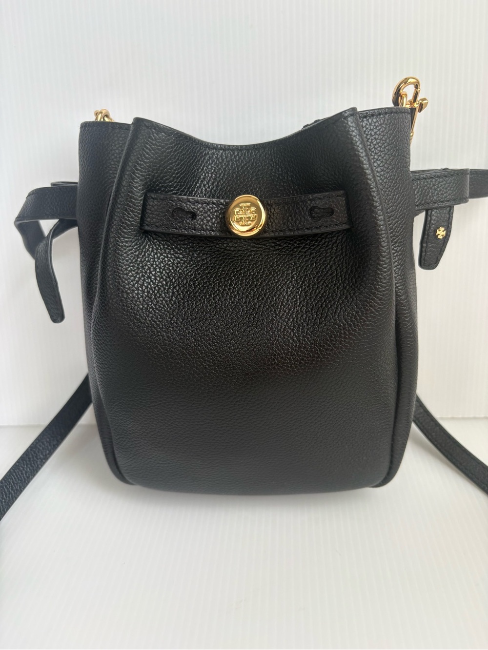 Tory Burch Romy tSmall  Bucket/Crossbody  Bag in black pebbled leather EUC